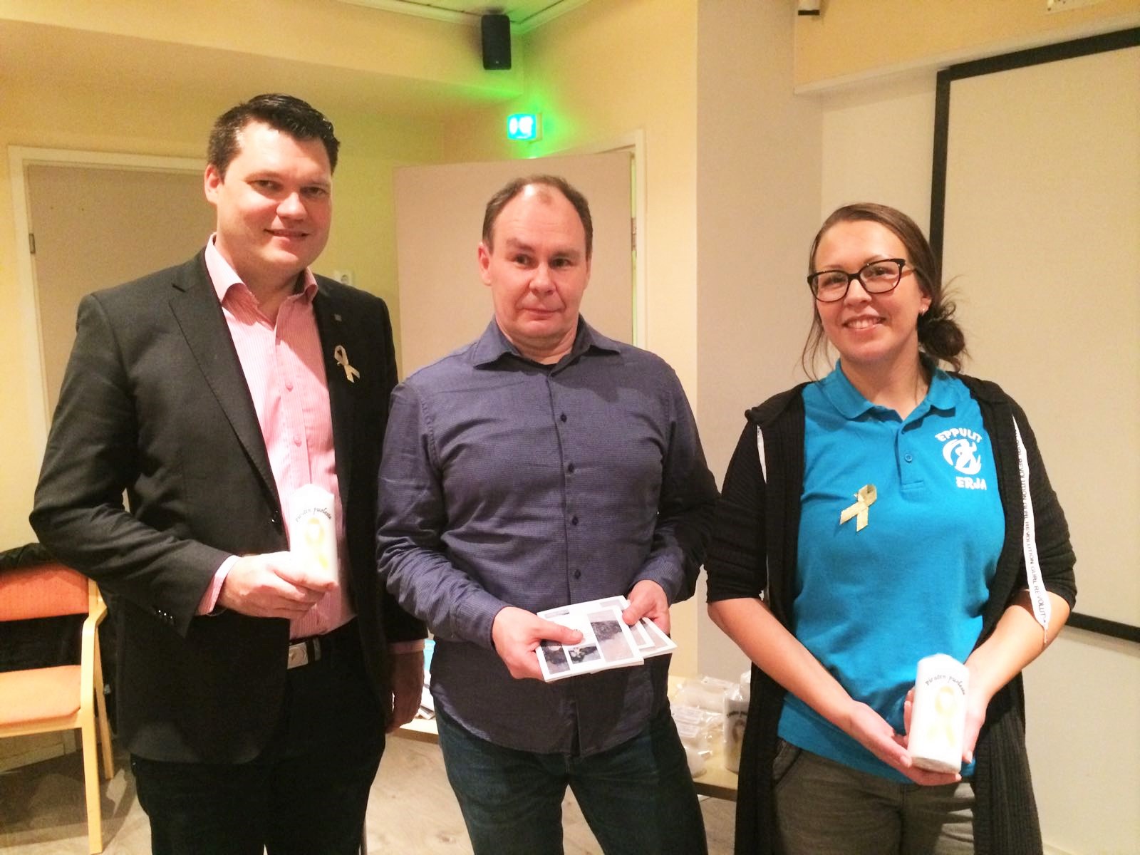 Kansanedustaja Savola luovuttaa joulukorttirahat Eppuleille